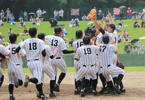 津田学園対海星　優勝を決めマウンドで歓喜する津田学園ナイン（撮影・山崎健太）