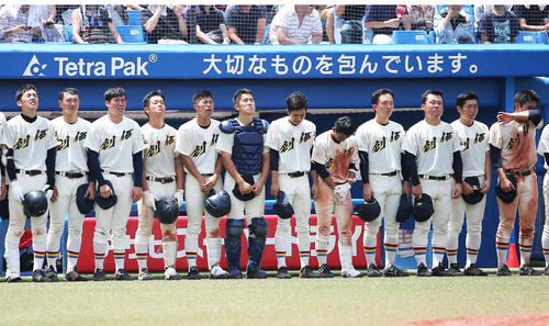準優勝に終わった創価ナインは肩を落とし涙を流す（撮影・河田真司）
