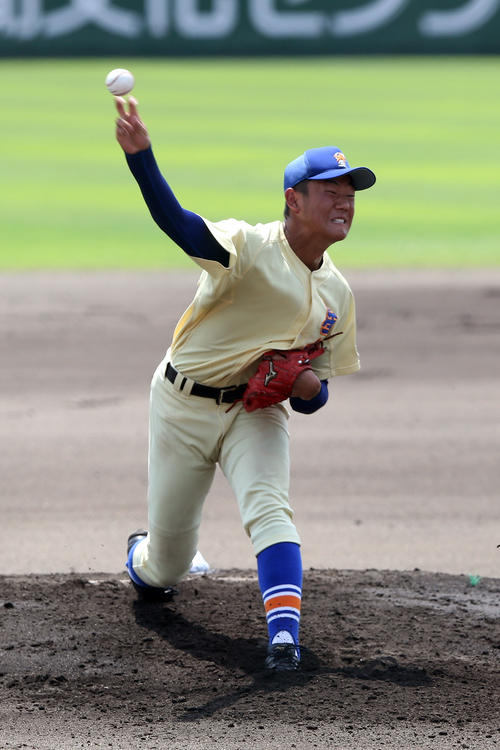 星陵対小松大谷　先発の星陵・奥川（撮影・大野祥一）