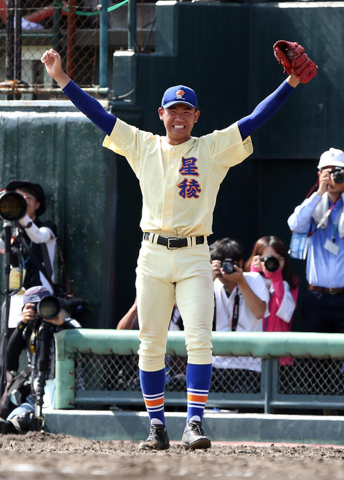星稜対小松大谷　9回表星稜2死満塁、東海林が満塁本塁打を放ちガッツポーズしながら、涙ぐむ奥川（撮影・大野祥一）