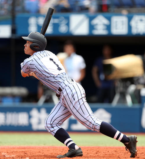 東海大相模対日大藤沢　3回表東海大相模2死二塁、中越え2点本塁打を放つ東海大相模・遠藤成（撮影・伊作将希）