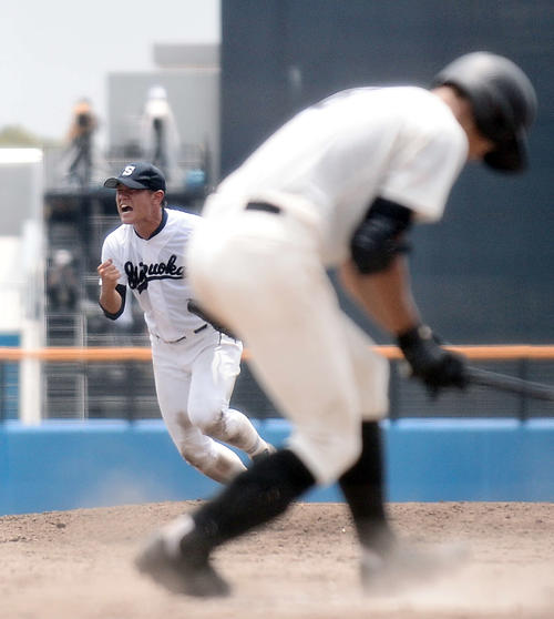 8回表2死一、三塁のピンチを切り抜け、ほえる静岡・松下