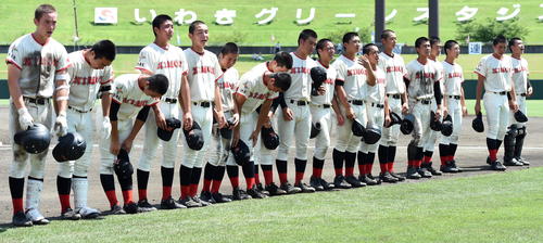 日大東北対聖光学院　甲子園出場を逃し涙の日大東北ナイン（撮影・山田愛斗）
