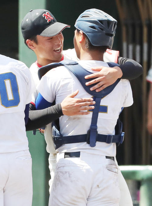 日大東北対聖光学院　3安打2失点の力投むなしく敗れた日大東北・磯上（奥）は、聖光学院・清水主将と抱き合い健闘をたたえあう