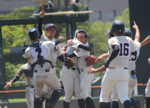 鹿屋中央対神村学園　優勝の瞬間、マウンド周辺に集まって喜びを爆発させる神村学園ナインン（撮影・中牟田康）