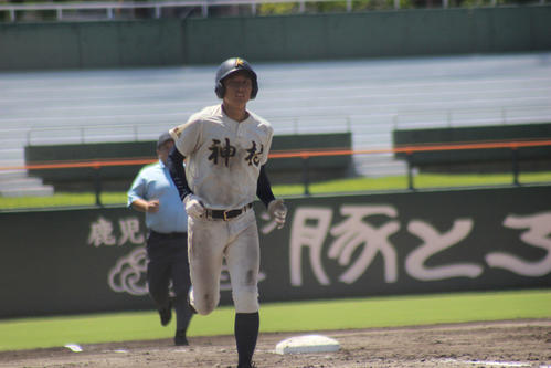鹿屋中央対神村学園　4回裏神村学園2死一塁、勝ち越しの左越え2点本塁打を放った田中天