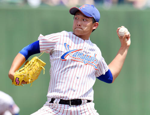 花咲徳栄対山村学園　山村学園先発で力投する和田（撮影・滝沢徹郎）