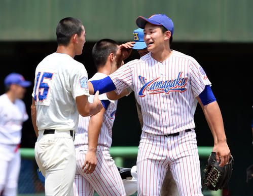 花咲徳栄対山村学園　試合後、花咲徳栄・吉倉（手前左）と健闘を称え合う山村学園・和田（撮影・滝沢徹郎）