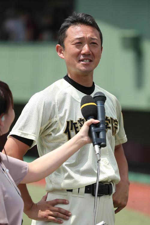 試合後、インタビューに答える作新学院・小針監督（撮影・佐田亮輔