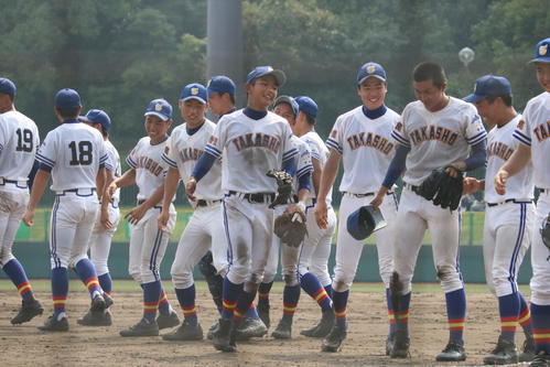 大和広陵対高田商　決勝進出を決め、笑顔で整列する高田商の選手たち（撮影・林亮佑）