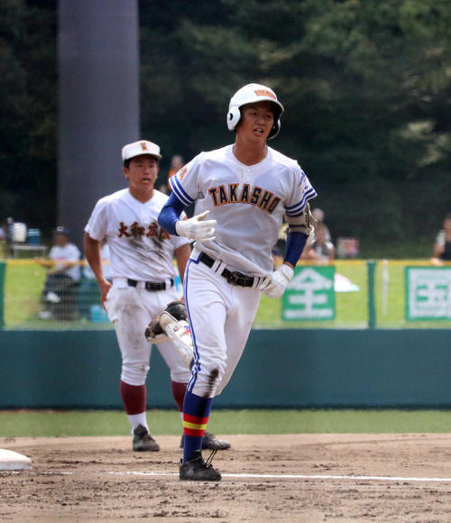 大和広陵対高田商　2回裏高田商2死、本塁打を放ちダイヤモンドを回る坂口（撮影・林亮佑）