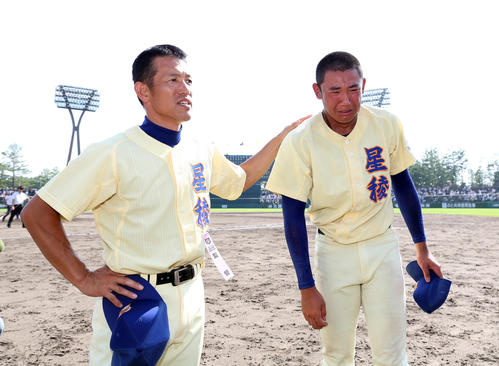 星稜対小松大谷　感極まり、林監督（左）になぐさめられる奥川（撮影・大野祥一）