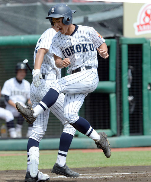 仙台育英対東北　1回表東北2死二塁、古山の適時打で、小躍りしながら先制のホームを踏む石川原（撮影・鈴木豊）