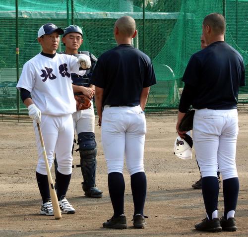 練習中に選手に指示を出す上林監督（左）（撮影・永野高輔）