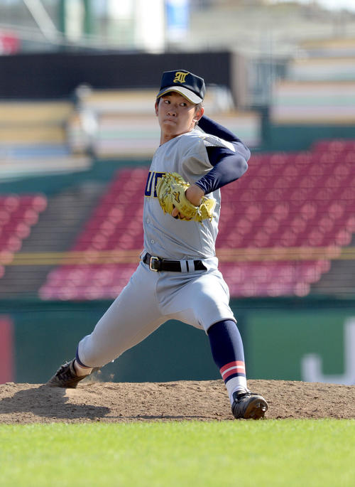仙台育英対東北　7回から登板し無失点に抑えた仙台育英の1年生・伊藤（撮影・鈴木豊）