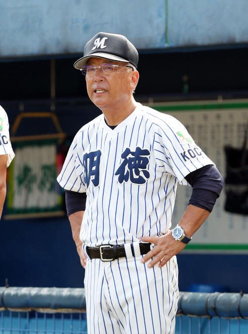 明徳義塾対高知　表彰式を見守る明徳義塾・馬淵監督（撮影・前田充）