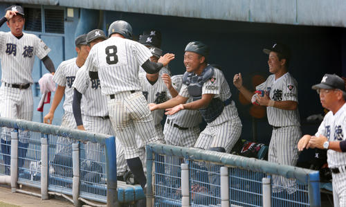 明徳義塾対高知　3回表明徳義塾1死一、二塁、安田の適時打で生還した古沢（中央左）を笑顔で迎える明徳義塾ナイン（撮影・前田充）