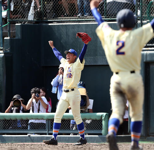 9回表星稜2死満塁、東海林が満塁本塁打を放ち、ガッツポーズする奥川恭伸（左）。右は山瀬（撮影・大野祥一）