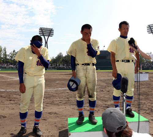 星稜対小松大谷　林監督（右）のインタビュー中に涙する奥川（左）と山瀬主将（撮影・大野祥一）