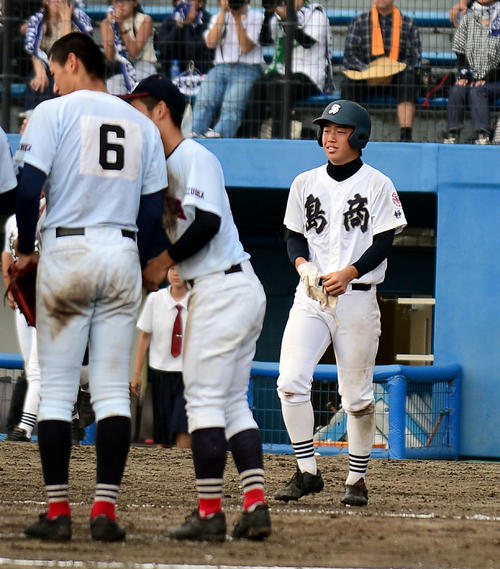 敗戦をかみ締めるように、遅れて整列する島田商・小林