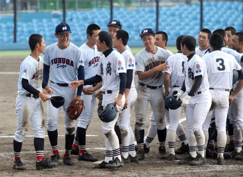 試合が終了し、健闘をたたえ合う駿河総合ナインと島田商ナイン