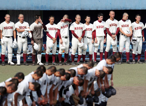 明徳義塾対高知　試合に敗れ、明徳義塾ナインの校歌斉唱を涙を流しながら見つめた森木（右から3人目）ら高知ナイン（撮影・前田充）