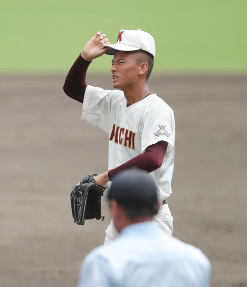 明徳義塾対高知　3回表明徳義塾一、二塁、安田に適時打を浴び、悔しそうな表情を見せる高知・森木（撮影・前田充）