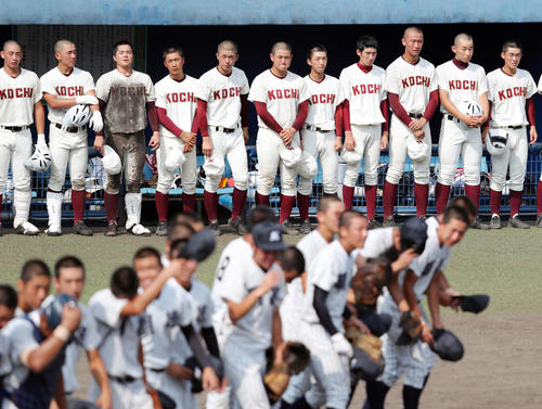 明徳義塾対高知　試合に敗れ、明徳義塾ナインの校歌斉唱を涙を流しながら見つめた森木（右から3人目）ら高知ナイン（撮影・前田充）