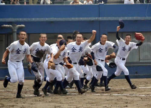 金光大阪対東海大大阪仰星　決勝進出を決め、笑顔で駆けだす金光大阪ナイン（撮影・望月千草）