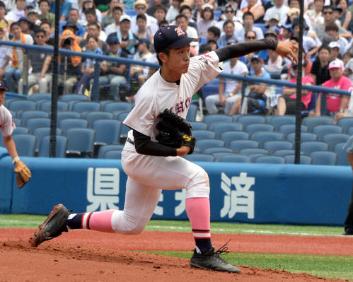 東海大相模対日大藤沢　力投する日大藤沢・武冨（撮影・鈴木正章）