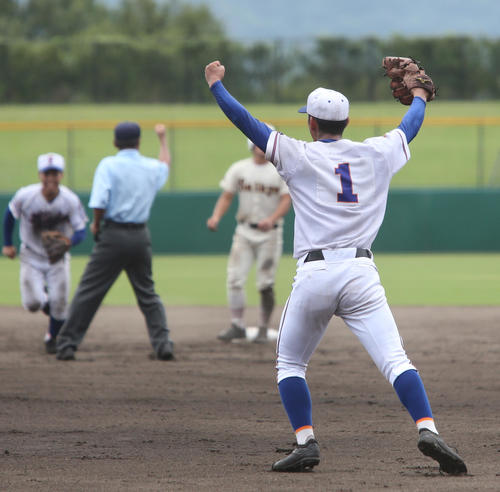 西京対宇部鴻城　優勝しガッツポーズする宇部鴻城のエース池村健太郎投手（撮影・菊川光一）