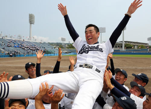 駿河総合対静岡　4年ぶり25回目の優勝を飾り、胴上げされる静岡・栗林監督（撮影・大野祥一）