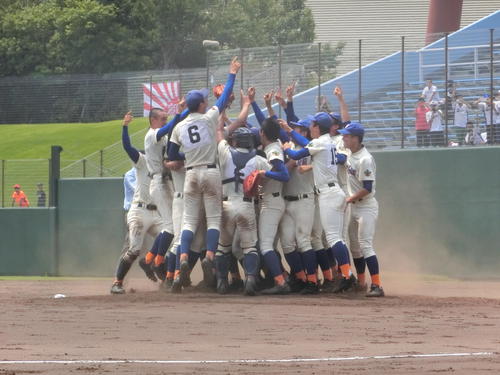 誉対桜丘　優勝を決めてマウンドに集まる誉ナイン（撮影・奥田隼人）＝2019年7月29日、岡崎市民球場