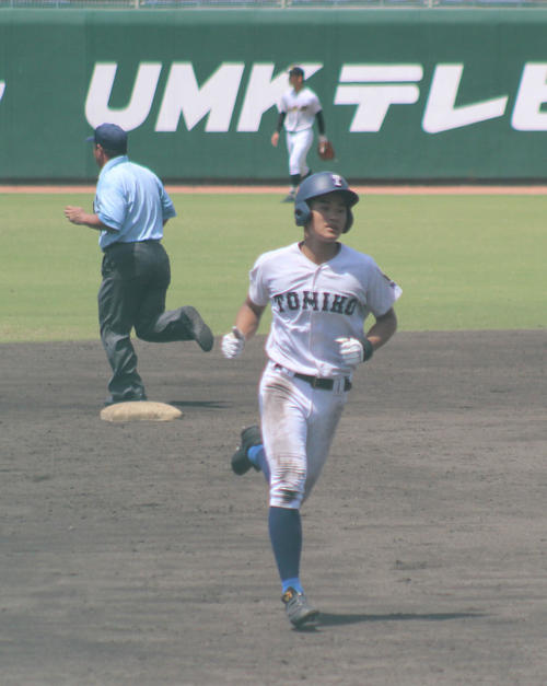 富島対小林西　4回表富島2死二塁、右越えに2点本塁打を放った松浦（撮影・中牟田康）