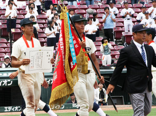 閉会式で優勝旗を手に行進する広島商・真鍋主将（中央）（撮影・前原淳）