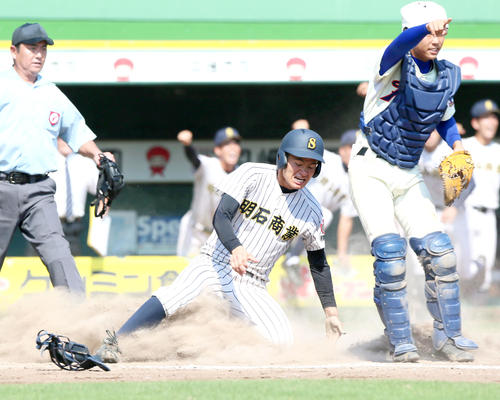 9回表明石商1死満塁、重宮涼のスクイズで三走中森俊介が生還し逆転する（撮影・上山淳一）