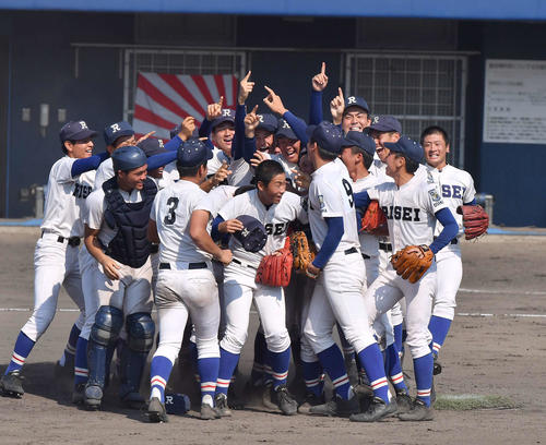 履正社対金光大阪　甲子園出場を決めマウンドで喜びを爆発させる履正社ナイン（撮影・上田博志）