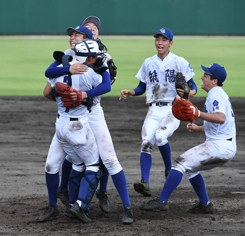 福岡県決勝　筑陽学園対西日本短大付　春夏連続の甲子園出場を決め捕手の進藤勇也と抱き合う筑陽学園の西舘昂汰（撮影・今浪浩三）