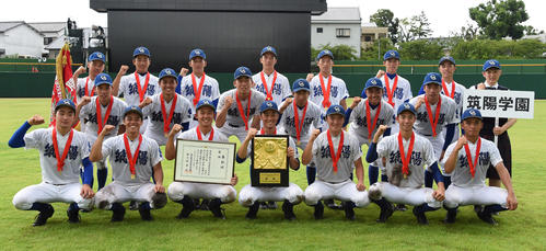 福岡県決勝　優勝を飾った筑陽学園ナイン（撮影・今浪浩三）