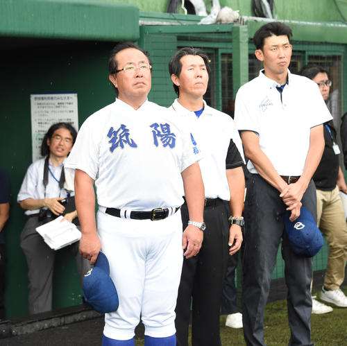 福岡県決勝　筑陽学園対西日本短大付　表彰式を見守る筑陽学園野球部の江口祐司監督（左）（撮影・今浪浩三）