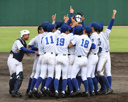 福岡県決勝　筑陽学園対西日本短大付　春夏連続の甲子園出場を決め抱き合って喜ぶ筑陽学園ナイン（撮影・今浪浩三）