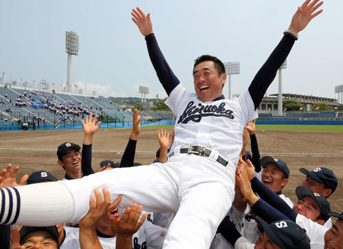 駿河総合対静岡　4年ぶり25回目の優勝を飾り、胴上げされる静岡・栗林監督（撮影・大野祥一）