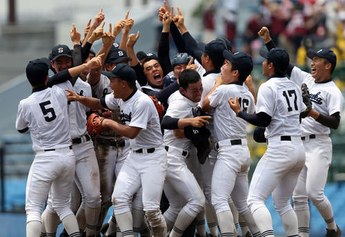 駿河総合対静岡　4年ぶり25回目の優勝を飾り、マウンド上で歓喜の輪を作る静岡の選手たち（撮影・大野祥一）