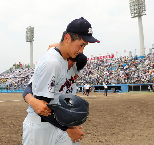駿河総合対静岡　初優勝を逃し、涙する仲間を抱き支える駿河総合・紅林（手前）（撮影・大野祥一）