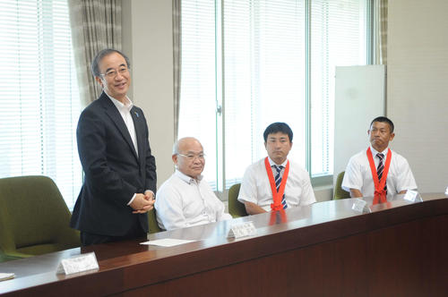 日本文理ナインを激励する花角知事(左)。右から日本文理の鈴木監督、金子部長、上野校長