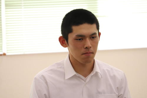 岩手大会準V報告で大船渡市役所を訪れた大船渡・佐々木（撮影・金子真仁）