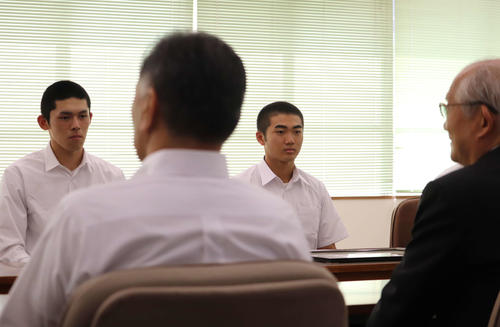 大船渡市役所を訪れ戸田市長らに準優勝報告をする大船渡・佐々木（左）（撮影・金子真仁）