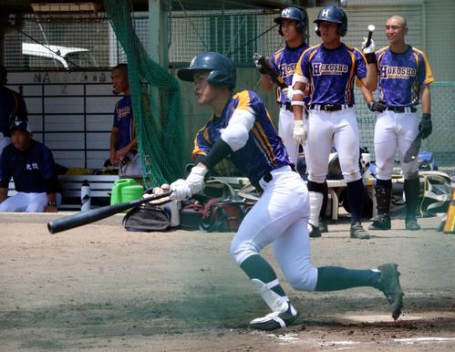 シート打撃で3安打2打点と好調ぶりをアピールした北照のエース兼4番桃枝（撮影・永野高輔）