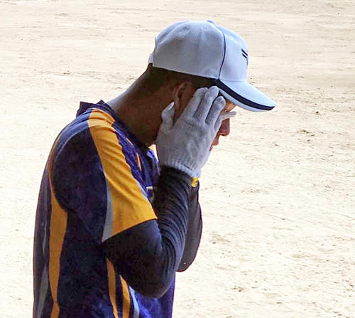 冷水にぬらした軍手で顔を冷やす北照の選手（撮影・永野高輔）
