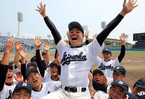 駿河総合対静岡　優勝し、胴上げされる小岩主将（撮影・大野祥一）